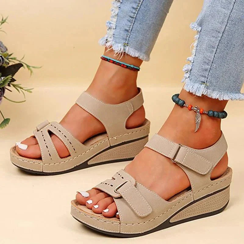 Liv Riemchen-Keilsandalen