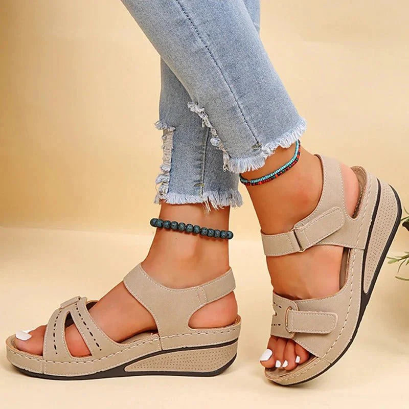 Liv Riemchen-Keilsandalen