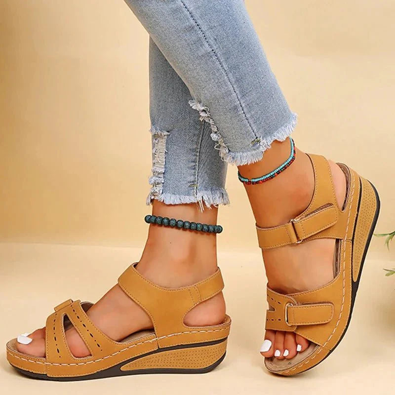 Liv Riemchen-Keilsandalen